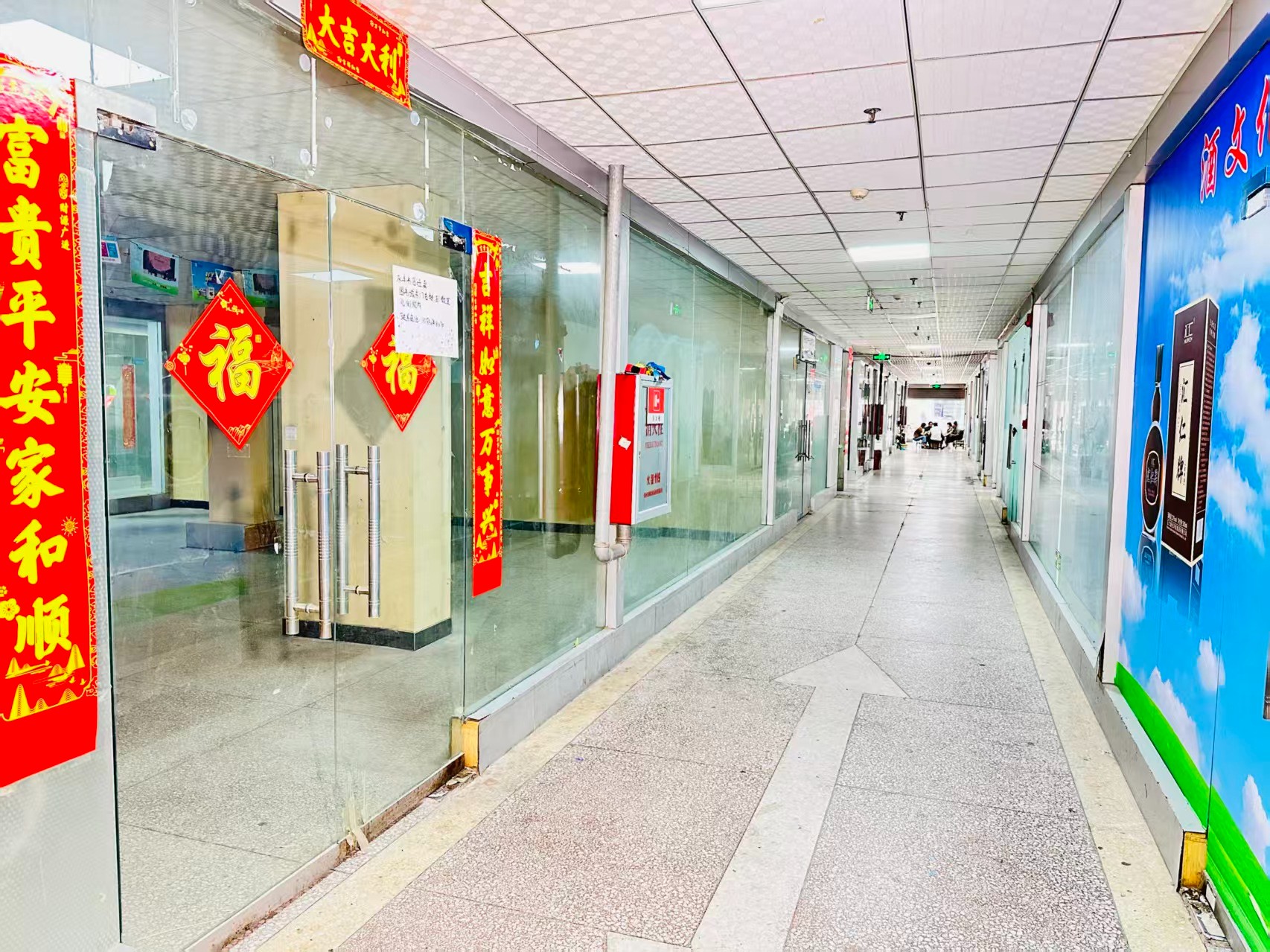 宇文恺街园区位于洛阳市老城区春都路商贸核心区域，周边商业氛围成熟，交通便利，配套完善。依托传统副食品商贸资源，园区具备良好的经营基础和人气优势，是企业办公、商品展示、批发零售及创业发展的理想选择。